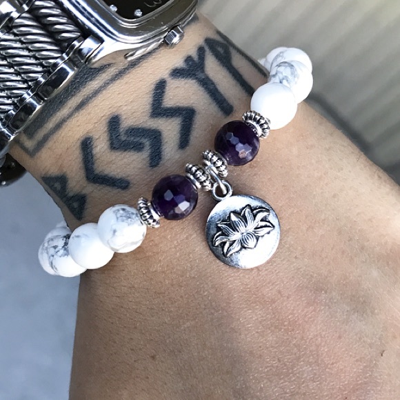 Dark purple amethyst & howlite lotus flower charm - Picture 7 of 9